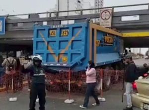 Camión queda atascado bajo puente en la avenida Brasil y provoca fuerte congestión en Pueblo Libre